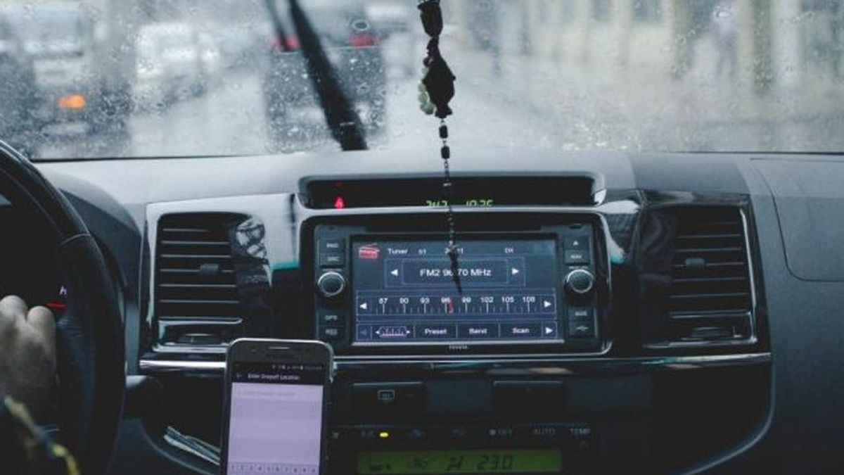 5 Cara Hilangkan Embun di Kaca Mobil saat Hujan Agar Pandangan Tetap Jernih