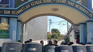警方发现数十名非伊斯兰寄宿学校居民的人参与在Jombang为Kiai的孩子接送