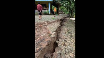 Hundreds Of Ponorogo Tumpuk Village Residents Affected By Cracked Land Are Evacuated