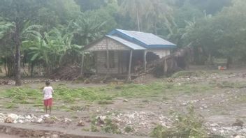ナイタエル・クパン村の住民住宅29戸が鉄砲水で失われ、85家族が避難