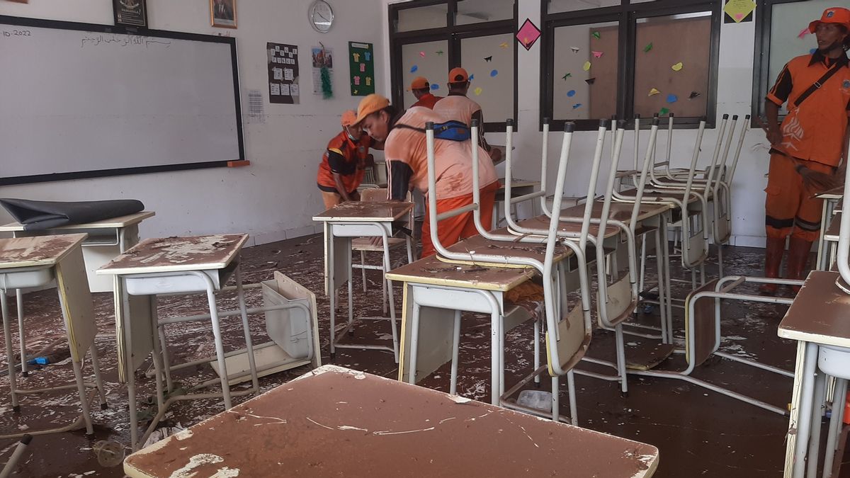 The Latest Situation At MTsN 19 School Pondok Labu, Clean-up Officers, Teachers Renggan Comment