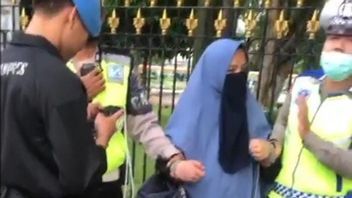 Setelah Disita dari Tangan Siti Elina, Polisi Lepaskan Magazine dari Pistol
