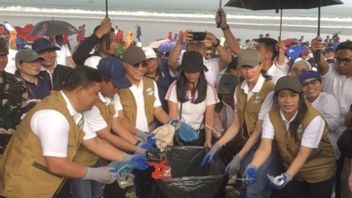 Empat Menteri Bersih-bersih Sampah Kiriman di Pantai Kuta Bali