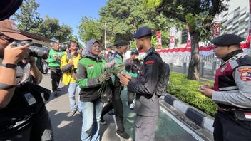 Aksi Damai Beri Mawar ke TNI-Polri, Ojol: Kami Ingin Situasi Jakarta Kembali Seperti Dulu, Penuh Lampu Nyala di Malam Hari 