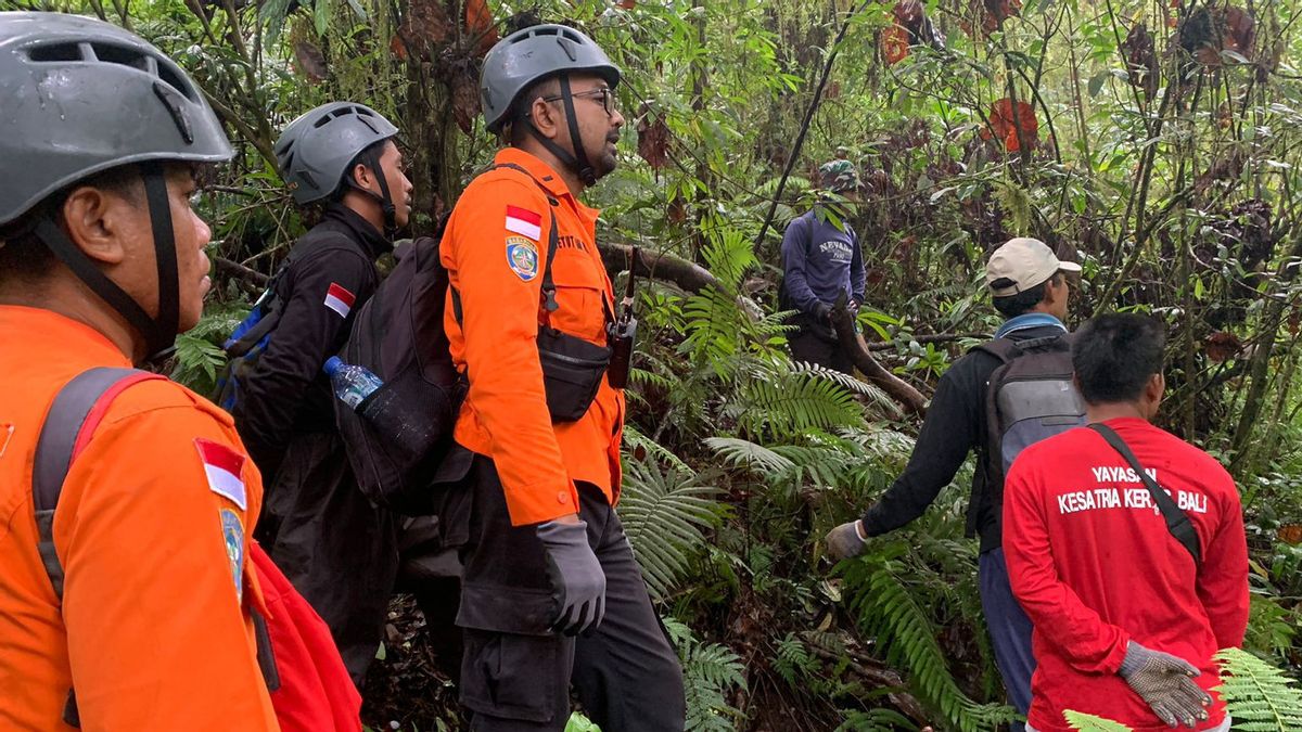 L’équipe SAR trouve une randonnée perdue Eka Putri Pratiwi au mont Batukaru Tabanan