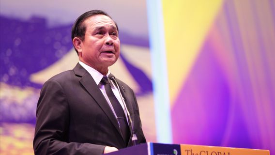 رئيس الوزراء التايلاندي يأمر بفرض رقابة صارمة على ملكية الأسلحة واتخاذ إجراءات صارمة ضد متعاطي المخدرات بعد إطلاق النار الجماعي