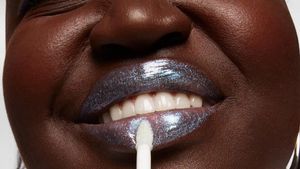 Pool Lips, Tren Make Up Bibir Biru Glossy ala Gen Z yang Unik dan Segar