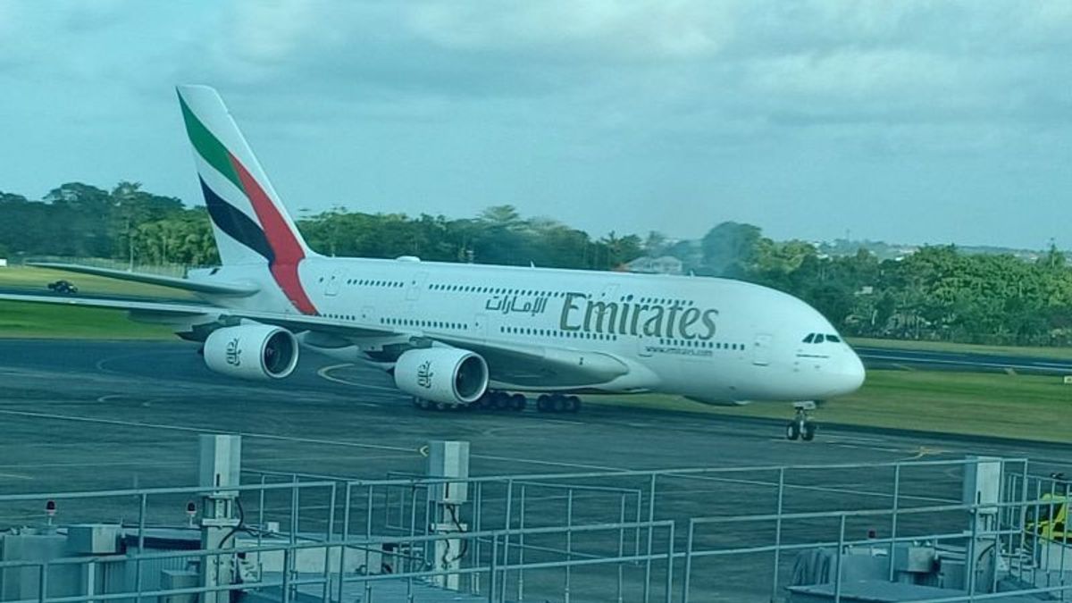 Pesawat Super Jumbo A380 Mendarat di Ngurah Rai Bali, Bawa 615 Wisatawan Mancanegara