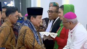 Prabowo Wears Minahasa Bentenan Cloth At The National Christmas Celebration