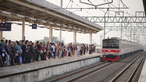 السلامة أولوية، ويطلب من ركاب قطار KRL أن يكونوا منضباطين عند الصعود والنزول من القطار
