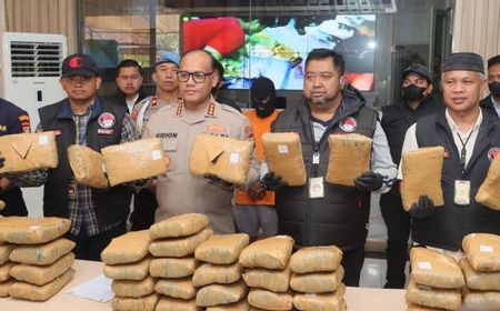 Diupah Rp1 Juta untuk Sekali Kirim, Dua Kurir Tertangkap Edarkan Ganja 77 Kg di Bekasi