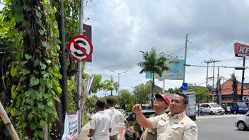 Satpol PP ينظف اللافتات قبل قمة G20 في بالي ، وهذا هو الرد على الراية الفيروسية لأكشاك الطعام Babi Guling التي تم إلغاؤها