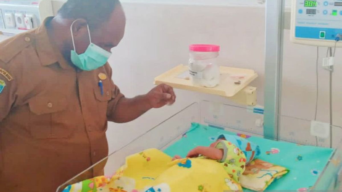 طفل حديث الولادة ملقى تحت شاحنة عثر عليها في صحة جيدة ، حكومة مقاطعة سورونغ والمكتب الاجتماعي يناقشان حقوق التبني