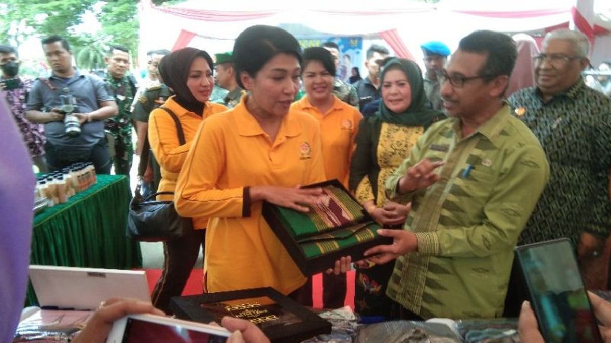 Istri Panglima TNI Andika Perkasa Borong Produk Unggulan Khas Sultra dari Kain Tenun hingga Kue Olahan