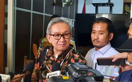 Maqdir Ismail Pengacara Tersangka BTS Kominfo Irwan Hermawan Bakal Bawa Uang Rp27 Miliar ke Kejagung