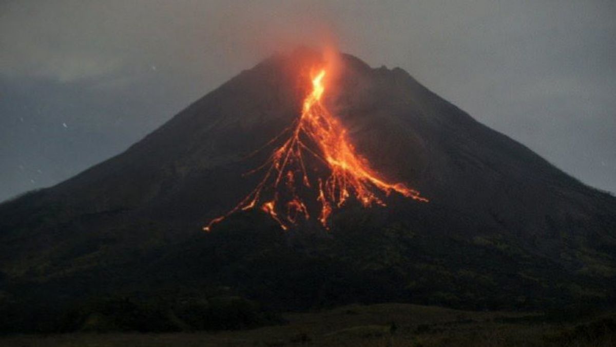 BPPTKG Jelaskan Fenomena Kilatan Petir di Gunung Merapi