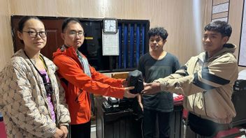 ジェンブラナバリ警察、中国人観光客のバッグを返却