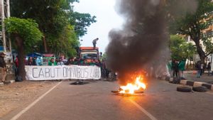 Mahasiswa di Makassar Bakar Ban Blokade Jalan Tolak UU Omnibus Law Cipta Kerja