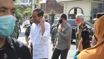 Temani Jokowi Cek Harga di Pasar Karanganyar, Ganjar: Kedelai Agak Tinggi Tapi yang Lain Relatif Turun