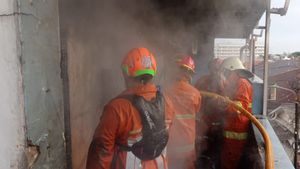 Ruko 3 Lantai di Pulogadung Terbakar, Pemilik Nyaris Terpanggang