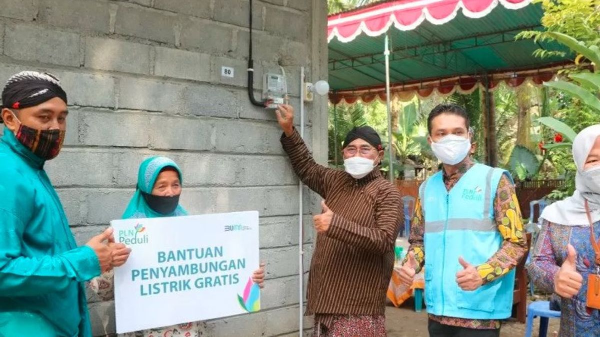 PLN UP3 Yogyakarta Memasang Listrik Gratis Untuk 50 KK di Kulon Progo