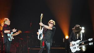 Aksi Memukau Steve Vai di Konser Dewa 19 Featuring All Stars 2.0