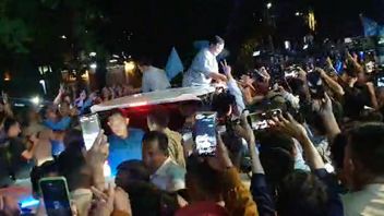 Bertolak ke Senayan, Prabowo-Gibran Sapa Pendukung dari Sunroof Alphard