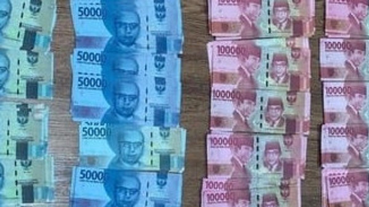 开斋节之前,的假币流通分配分配了1万印尼盾和5000印尼盾,警方逮捕了1名肇事者