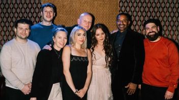 劳费伊正式与华纳卡普尔音乐公司续约