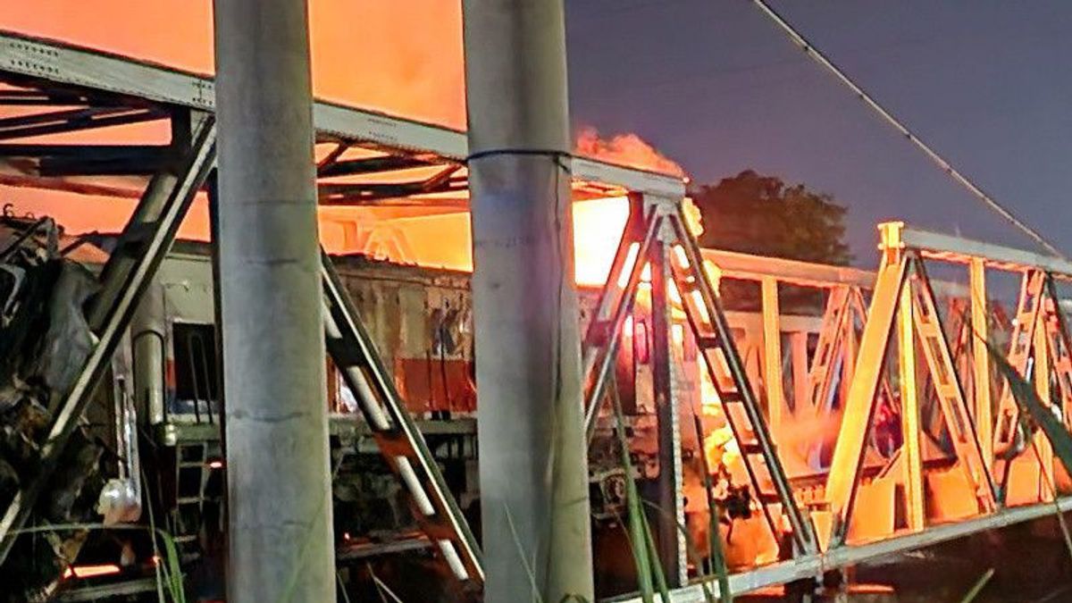 9 Rangkaian KA Terdampak Kecelakaan Truk Mogok Tertabrak KA Brantas di Semarang