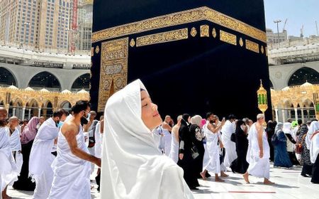 4 Gaya Cantik Fuji Pakai Hijab Saat Umroh, Warganet Minta Kekasih Thoriq Halilintar Fokus Ibadah