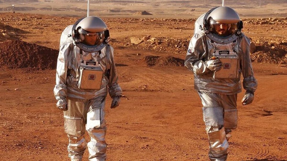 六名宇航员在内盖夫沙漠接受训练，为火星任务做准备