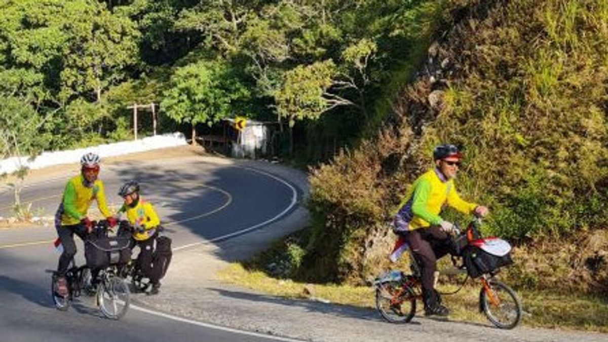 4名来自万隆的60岁以上的自行车手完成了龙目岛之旅