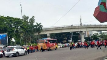 Workers In Palembang Demand The Government To Implement The Constitutional Court Decision No. 91