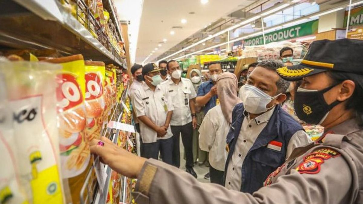 شراء الذعر يجعل زيت الطبخ في جاوة الغربية دائما 'رايب' قبل الظهر في المتجر