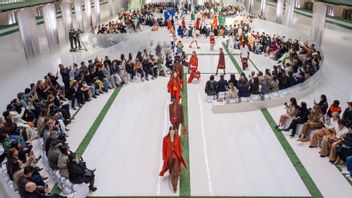 ロッカールームの雰囲気を線路に、LACOSTEは最新コレクションの背後にいるテニス選手の正直な雰囲気を作り出します