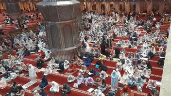 首批斋月 Tarawih 祈祷者在伊斯蒂克拉清真寺聚集