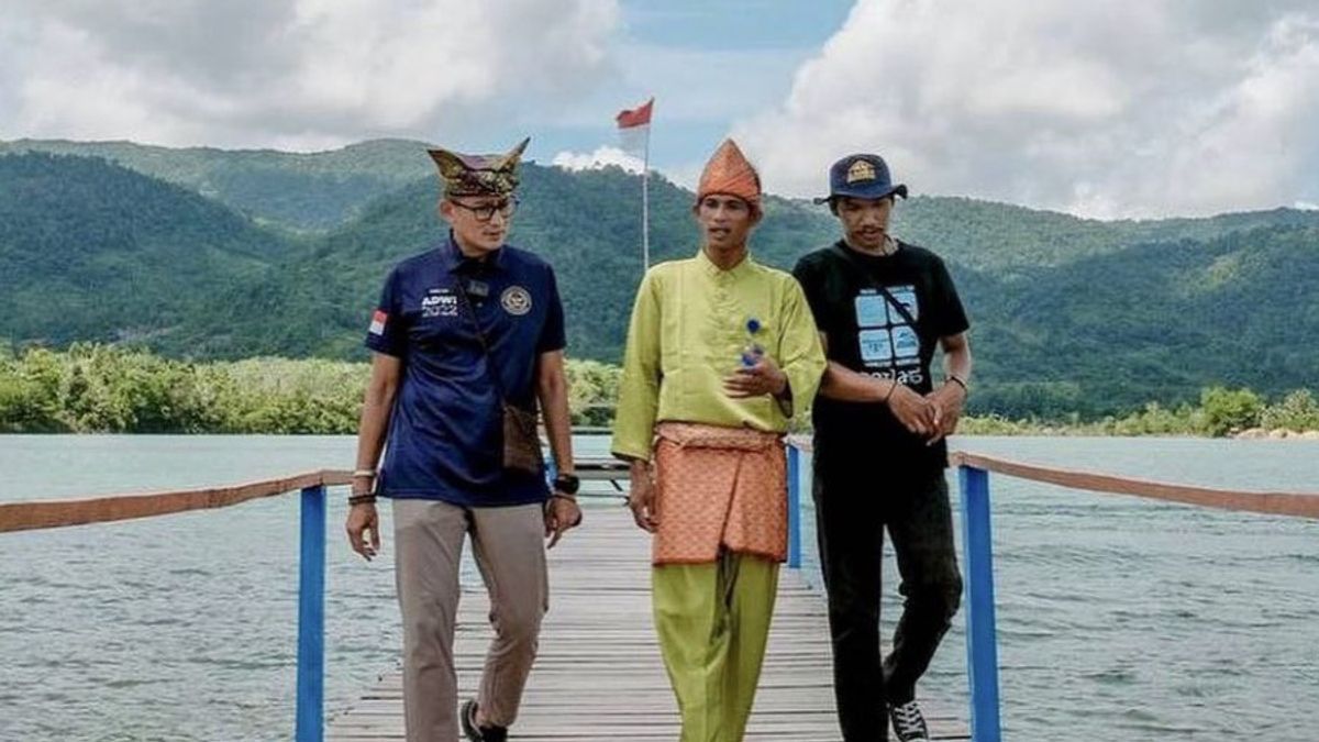 Perkenalkan Desa Perlang, Dipuji Sandiaga Soal Danau Bekas Galian Tambang Timah