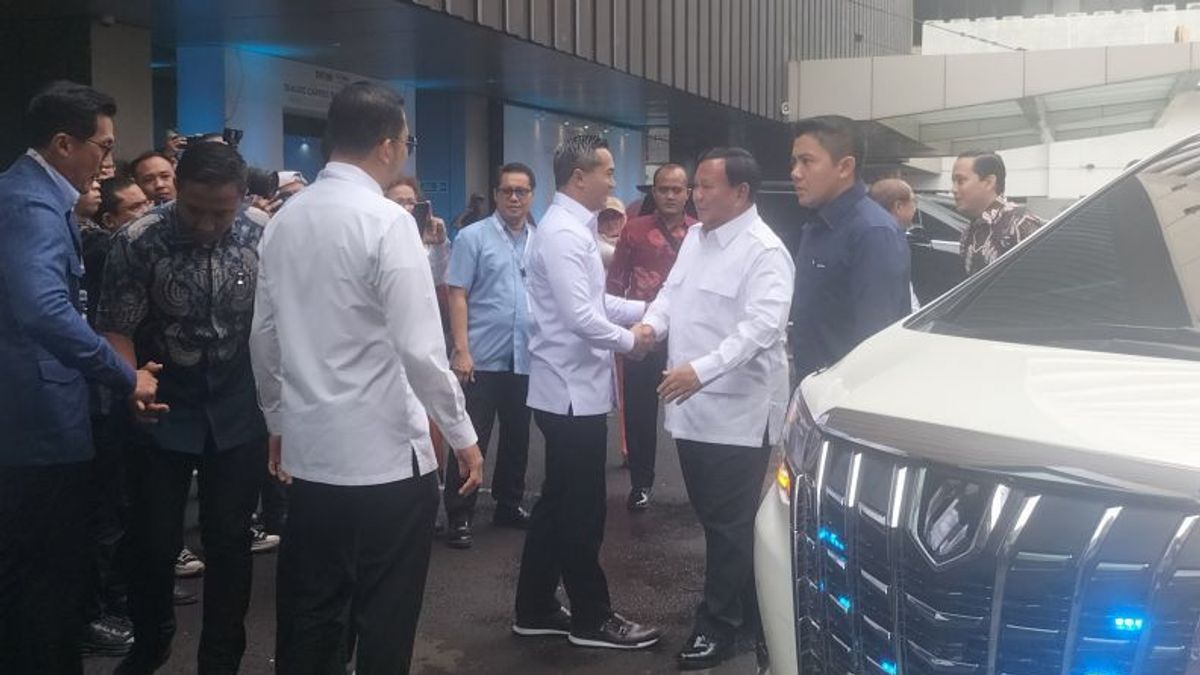 Kumaha Astah的两分钟后,Prabowo在Hambalang的讨论商会的舞台上感觉不到时间。