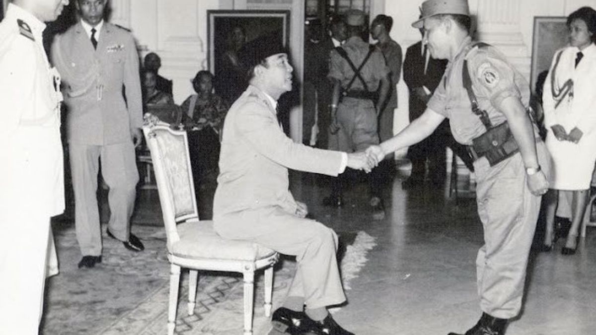 ブン・カルノの副官であるマンギル・マルトウィジョジョは、1967年11月15日、今日の歴史の中で執行サティアレンカナ賞を受賞しました。