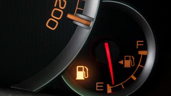 ガソリン指標ランプが点灯しますが、タンクにはまだ何リットル残っていますか?