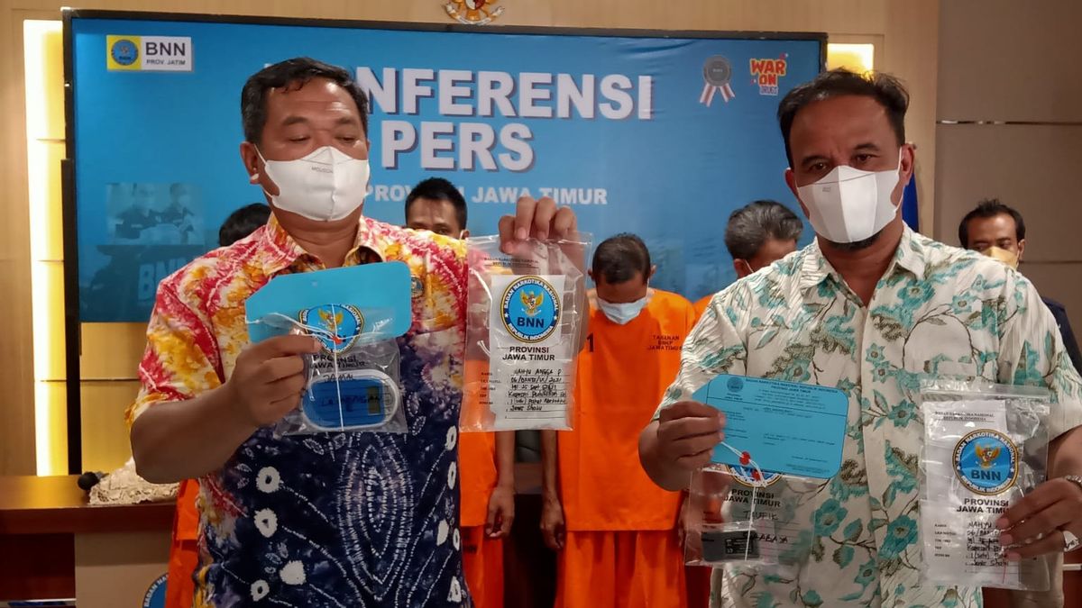 L’Agence Nationale Des Stupéfiants De Java Est Arrête Des Trafiquants De Drogue Sur Le Réseau Surabaya-Madura