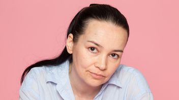 うろこ状の乾燥肌?損傷した皮膚バリアの兆候とそれを克服する方法を知る