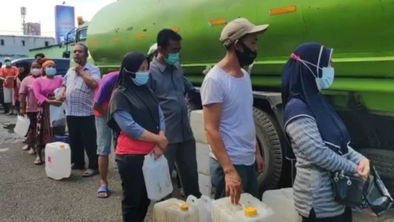 居民愿意在Kramat Jati市场排队数小时购买便宜的食用油，一次购买15升