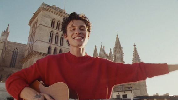 Shawn Mendes Nikmati Musim Panas dalam <i>Summer of Love</i>