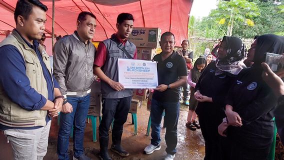 Hadiah dari ILUNI SMPN 214 Jakarta Kembalikan Senyum Anak Korban Bencana Alam Sukabumi