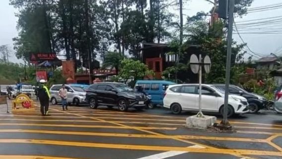 Eid Holidays, Peak Routes Are Congested, Vehicles Are Contagious From Cipanas Palace