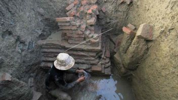 أنقاض الموقع القديم يشتبه معبد في سامبيمايا Indramayu: شظايا من السيراميك سلالة مينغ الأجنبية إلى العظام Bovidae