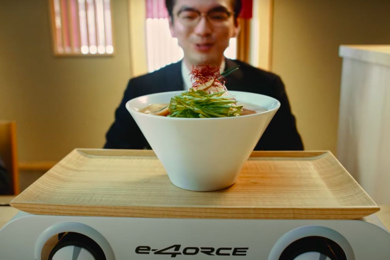日産は、レストランでラーメンデリバリーミニカーを作成し、それがこぼれないことを保証!