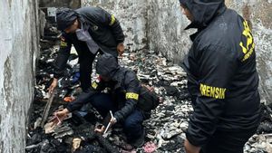 Puslabfor Olah TKP Rumah Hangus yang Diduga Rencana Aksi Bunuh Diri Lansia